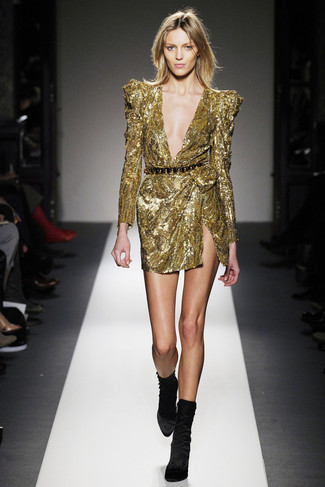 Золотое платье-футляр с пайетками от TFNC