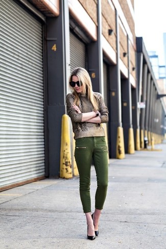 С чем носить зеленые капри: Сочетание золотого вязаного свитера и зеленых капри — замечательный пример современного стиля в большом городе. Вкупе с этим ансамблем выгодно будут выглядеть черные кожаные туфли.