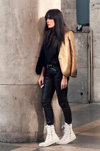 Модный лук: золотой пиджак, черная шелковая блуза на пуговицах, черные кожаные джинсы скинни, белые высокие кеды из плотной ткани