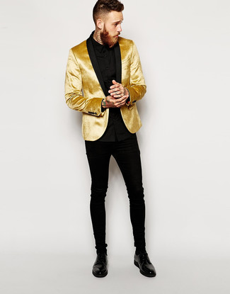 Модный лук: золотой бархатный пиджак, черная классическая рубашка, черные зауженные джинсы, черные кожаные туфли дерби