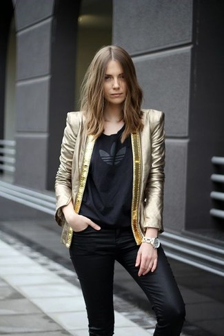 С чем носить джинсы скинни в стиле смарт-кэжуал: Тандем золотого пиджака и джинсов скинни поможет создать нескучный наряд в непринужденном стиле.