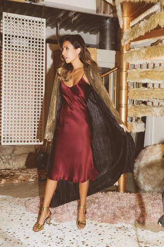 С чем носить легкий плащ в 20 лет женщине: Легкий плащ и темно-красное шелковое платье-комбинация — прекрасный выбор для воплощения лука в стиле business casual. Очень уместно здесь будут смотреться золотые кожаные босоножки на каблуке.