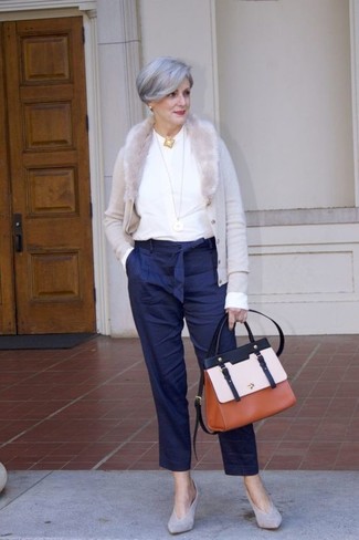 Как одеваться женщине за 60: Серый кардиган и темно-синие брюки-галифе в вертикальную полоску будет хорошим вариантом для простого ансамбля на каждый день. Серые замшевые туфли станут великолепным завершением твоего наряда.