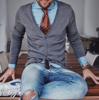 С чем носить табачный галстук мужчине в спортивном стиле: Для воплощения элегантного вечернего образа идеально подойдет серый кардиган и табачный галстук. Любишь рисковать? Тогда дополни лук белыми кожаными низкими кедами.