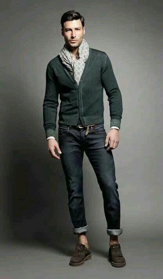 Какие джинсы носить с темно-зеленым кардиганом в 30 лет мужчине в стиле смарт-кэжуал: Темно-зеленый кардиган и джинсы прочно закрепились в гардеробе современных мужчин, помогая создавать яркие и комфортные луки. Любишь незаезженные идеи? Заверши образ темно-коричневыми замшевыми лоферами с кисточками.
