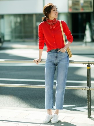 Какие джинсы носить с красным кардиганом женщине: Сочетание красного кардигана и джинсов — замечательная идея для создания лука в элегантно-деловом стиле. И почему бы не разнообразить лук с помощью белых низких кед из плотной ткани?