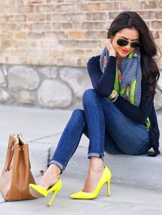 С чем носить зелено-желтые туфли в 30 лет в теплую погоду: Темно-синий кардиган в сочетании с синими джинсами скинни — классный вариант для воплощения лука в элегантно-деловом стиле. Пара зелено-желтых туфель позволит сделать лук более целостным.