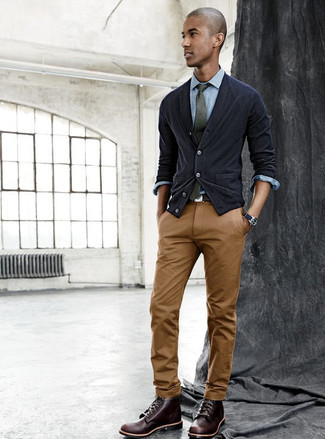Какие классические рубашки носить с коричневыми повседневными ботинками мужчине: Классическая рубашка в паре с коричневыми брюками чинос может стать отличным офисным луком. Коричневые повседневные ботинки — беспроигрышный вариант, чтобы закончить лук.