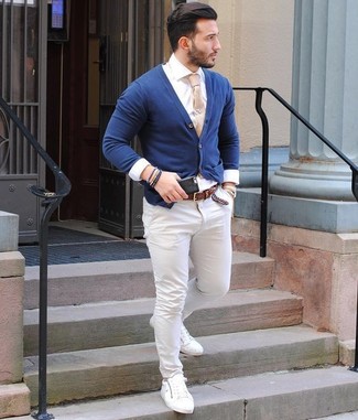 Модный лук: темно-синий кардиган, белая классическая рубашка, белые брюки чинос, белые кожаные низкие кеды