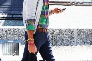 Какие брюки чинос носить с разноцветной классической рубашкой в 30 лет в стиле смарт-кэжуал: Разноцветная классическая рубашка и брюки чинос вне всякого сомнения украсят гардероб любого парня.