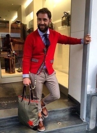 С чем носить красный кардиган за 40 лет мужчине: Красный кардиган и светло-коричневые брюки чинос — беспроигрышный ансамбль, если ты хочешь создать непринужденный, но в то же время стильный мужской ансамбль. Вкупе с этим образом органично будут смотреться коричневые кожаные ботинки дезерты.