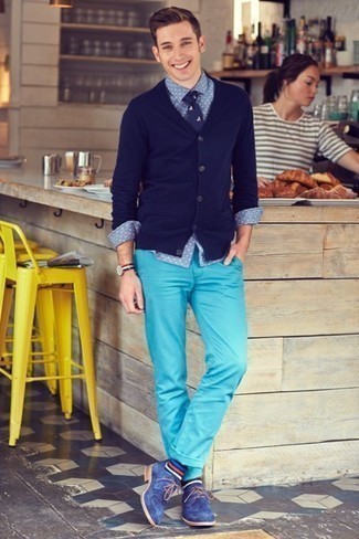 Модный лук: темно-синий кардиган, голубая классическая рубашка в горошек, бирюзовые брюки чинос, синие замшевые туфли дерби