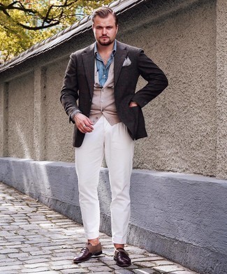 Какие монки носить с белыми брюками чинос в 30 лет: Комбо из бежевого кардигана и белых брюк чинос поможет выразить твой личный стиль. Думаешь сделать ансамбль немного строже? Тогда в качестве дополнения к этому луку, обрати внимание на монки.