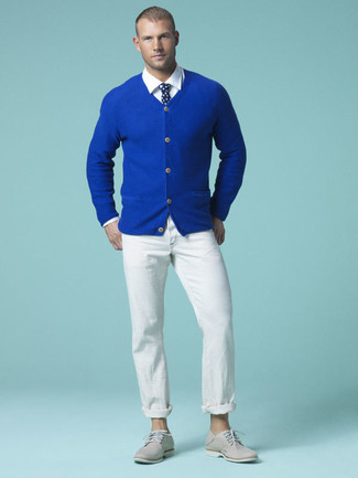 Какие классические рубашки носить с темно-синим кардиганом в 30 лет мужчине: Темно-синий кардиган и классическая рубашка помогут создать гармоничный модный ансамбль. Почему бы не добавить в этот образ на каждый день толику изысканности с помощью серых замшевых туфель дерби?