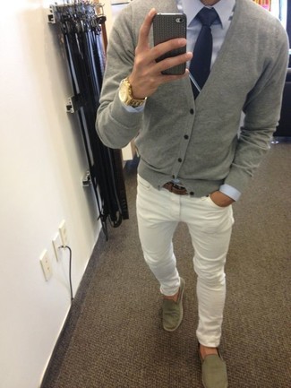 С чем носить слипоны в 30 лет мужчине в теплую погоду: Серый кардиган и белые джинсы — идеальный выбор, если ты ищешь простой, но в то же время модный мужской ансамбль. Что же до обуви, слипоны — самый приемлимый вариант.