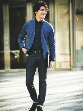 Какие кардиганы носить с синими джинсами мужчине в стиле смарт-кэжуал: Привлекательное сочетание кардигана и синих джинсов позволит выразить твой личный стиль и выигрышно выделиться из общей массы. Вкупе с этим луком отлично будут смотреться черные замшевые ботинки дезерты.
