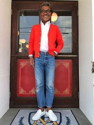 Как носить синие джинсы с белыми слипонами мужчине: Красный кардиган и синие джинсы прочно обосновались в гардеробе современных джентльменов, позволяя создавать незаезженные и стильные образы. Вкупе с этим ансамблем гармонично выглядят белые слипоны.