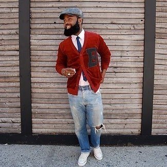 С чем носить красный кардиган мужчине: Ансамбль из красного кардигана и голубых рваных джинсов - самый простой из возможных ансамблей для активного выходного дня. Что касается обуви, белые низкие кеды из плотной ткани — наиболее достойный вариант.