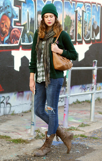 С чем носить зеленую классическую рубашку в 30 лет женщине: Зеленая классическая рубашка и синие рваные джинсы скинни украсят гардероб любой современной женщины. Этот образ неплохо завершат коричневые кожаные ботинки на шнуровке.