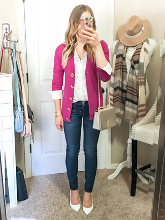 С чем носить ярко-розовый свитер женщине в деловом стиле: Ярко-розовый свитер и темно-синие джинсы скинни — неотъемлемые элементы в гардеробе девушек с хорошим вкусом в одежде. Очень подходяще здесь будут выглядеть белые кожаные туфли.