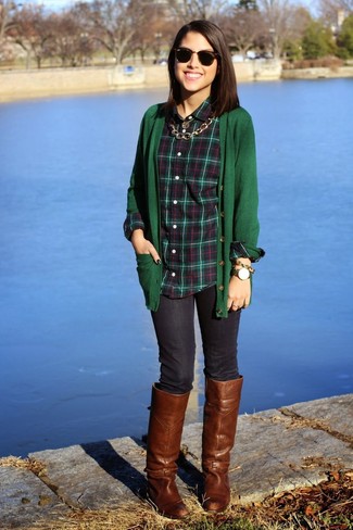 С чем носить темно-зеленый свитер женщине осень в деловом стиле: Ансамбль из темно-зеленого свитера и темно-синих джинсов скинни поможет выглядеть модно, а также подчеркнуть твой личный стиль. В сочетании с коричневыми кожаными сапогами такой лук выглядит особенно интересно. Само собой разумеется, такой лук станет великолепной идеей в погожий осенний денек.