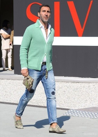 Как носить кардиган с зауженными джинсами за 50 лет мужчине: Такое простое и удобное сочетание базовых вещей, как кардиган и зауженные джинсы, придется по вкусу мужчинам, которые любят проводить дни в постоянном движении. Завершив образ оливковыми лоферами из плотной ткани с камуфляжным принтом, можно привнести в него классическую нотку.