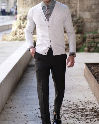 Какие классические брюки носить с черными монками: Белый кардиган выглядит гармонично в паре с классическими брюками. Вкупе с этим луком идеально смотрятся черные монки.