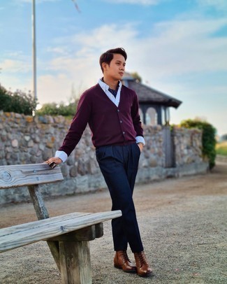 С чем носить пурпурный свитер мужчине: Комбо из пурпурного свитера и темно-синих классических брюк — хороший пример строгого делового стиля. Хотел бы сделать ансамбль немного строже? Тогда в качестве дополнения к этому образу, стоит выбрать коричневые кожаные ботинки броги.