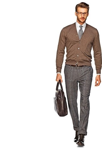 Модный лук: коричневый кардиган, белая классическая рубашка, серые шерстяные классические брюки в шотландскую клетку, коричневые кожаные повседневные ботинки