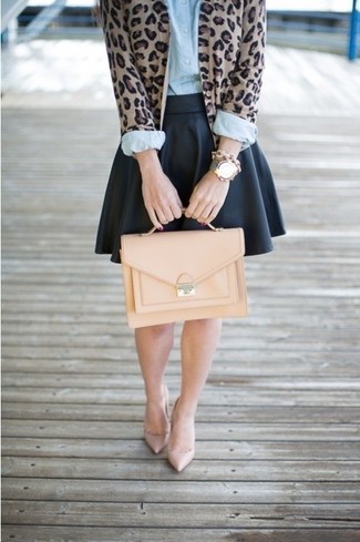 Модный лук: коричневый кардиган с леопардовым принтом, голубая классическая рубашка, черная кожаная короткая юбка-солнце, бежевые кожаные туфли