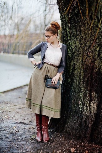 Модный лук: серый кардиган, белая классическая рубашка, оливковая пышная юбка, темно-красные кожаные сапоги
