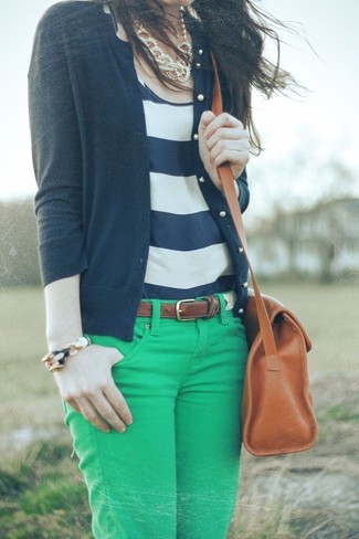 С чем носить бело-темно-синюю майку в горизонтальную полоску женщине: Если ты любишь одеваться красиво, чувствуя себя при этом комфортно и уверенно, опробируй это сочетание бело-темно-синей майки в горизонтальную полоску и зеленых джинсов скинни.