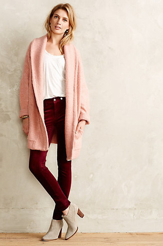 С чем носить розовый кардиган в 30 лет женщине в теплую погоду: Розовый кардиган и темно-красные вельветовые джинсы скинни — необходимые предметы в гардеробе дамского пола с чувством стиля. Серые замшевые ботильоны стильно впишутся в образ.