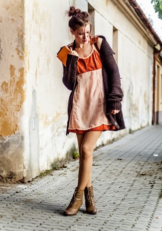 Модный лук: темно-коричневый вязаный кардиган, оранжевое платье-майка, оливковые кожаные ботильоны на шнуровке, табачный кожаный рюкзак