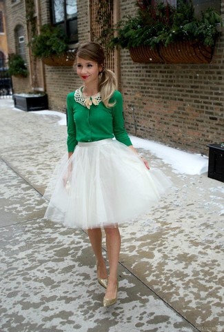 Модный лук: зеленый кардиган, белая пышная юбка из фатина, золотые туфли с пайетками, золотой клатч с пайетками