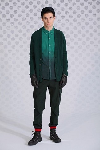 Модный лук: темно-зеленый кардиган, темно-зеленая рубашка с длинным рукавом, темно-зеленые брюки карго, темно-коричневые кожаные высокие кеды