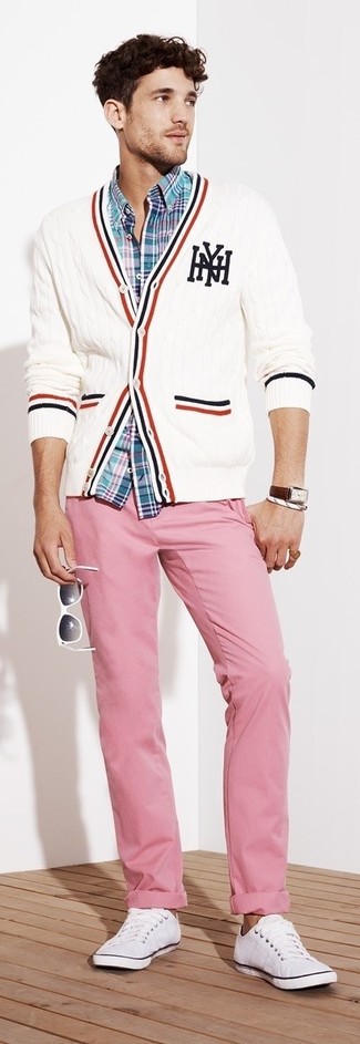 С чем носить ярко-розовые брюки мужчине: Тандем белого вязаного кардигана и ярко-розовых брюк поможет реализовать в твоем образе городской стиль современного джентльмена. Весьма недурно здесь будут смотреться белые низкие кеды.