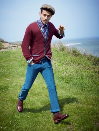 Модный лук: темно-красный кардиган, разноцветная рубашка с длинным рукавом в шотландскую клетку, синие брюки чинос, темно-красные кожаные туфли дерби