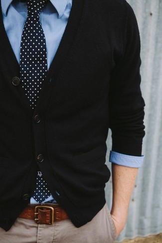 С чем носить черный кардиган мужчине: Сочетание черного кардигана и бежевых брюк чинос поможет создать модный мужской лук.
