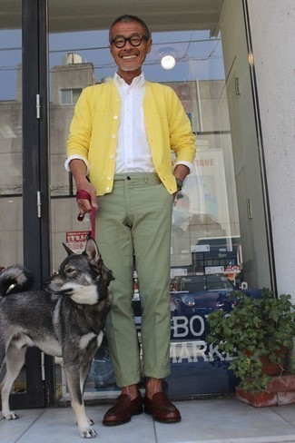 Какие лоферы носить с желтым кардиганом мужчине в стиле смарт-кэжуал: Желтый кардиган и оливковые брюки чинос — must have вещи в арсенале стильного современного парня. Дополнив образ лоферами, можно получить занятный результат.