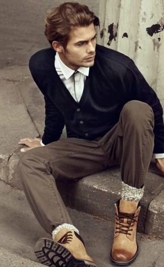 Какие брюки чинос носить с черным кардиганом: Черный кардиган в паре с брюками чинос не прекращает импонировать джентльменам, которые всегда одеты стильно. Весьма недурно здесь будут выглядеть светло-коричневые кожаные повседневные ботинки.