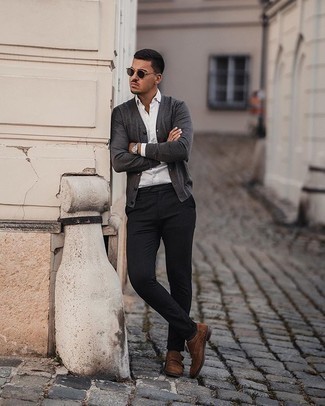 Как носить черные брюки с коричневой обувью в 20 лет мужчине в стиле смарт-кэжуал: Темно-серый кардиган и черные брюки будет замечательной идеей для простого лука на каждый день. Любители модных экспериментов могут дополнить образ коричневыми замшевыми монками с двумя ремешками, тем самым добавив в него толику классики.