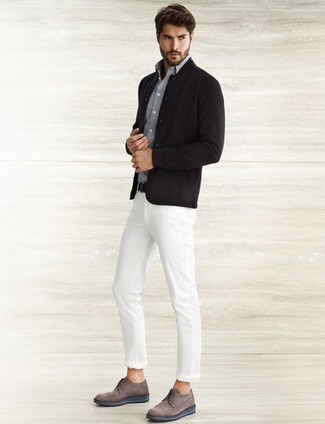 С чем носить белую рубашку с длинным рукавом в 30 лет мужчине весна в стиле смарт-кэжуал: Белая рубашка с длинным рукавом в паре с белыми брюками чинос не прекращает импонировать стильным парням. Коричневые замшевые броги добавят ансамблю эффектности. Это сочетание великолепно подходит для изменчивой весенней погоды.