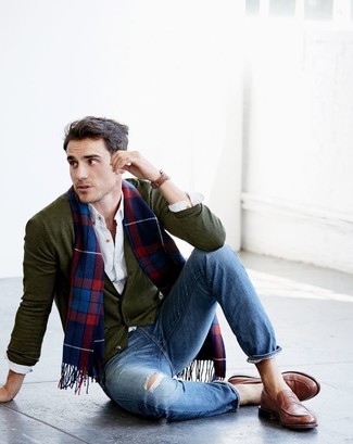 С чем носить темно-зеленый кардиган в 30 лет мужчине: Темно-зеленый кардиган и синие рваные джинсы — классная формула для воплощения привлекательного и функционального образа. Разнообразить образ и добавить в него чуточку классики позволят коричневые кожаные лоферы.