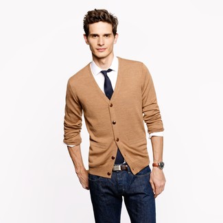 Какие кардиганы носить с синими джинсами в 20 лет мужчине в теплую погоду: Комбо из кардигана и синих джинсов позволит создать модный мужской лук.