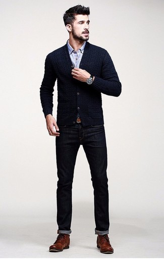 Как носить темно-коричневые кожаные повседневные ботинки с голубой рубашкой с длинным рукавом мужчине: Голубая рубашка с длинным рукавом и темно-синие джинсы — хороший выбор для вечера в кругу друзей. И почему бы не привнести в повседневный образ толику консерватизма с помощью темно-коричневых кожаных повседневных ботинок?