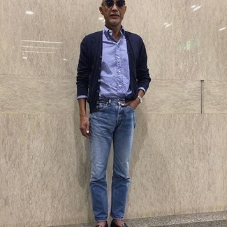 Как носить синие джинсы с черно-белыми кожаными лоферами мужчине: Темно-синий кардиган и синие джинсы прочно обосновались в гардеробе многих мужчин, помогая создавать незаезженные и стильные луки. Любители модных экспериментов могут закончить образ черно-белыми кожаными лоферами, тем самым добавив в него толику изысканности.