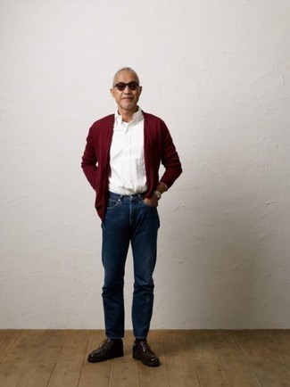 Как носить белую рубашку с длинным рукавом с темно-синими джинсами за 50 лет мужчине в теплую погоду: Сочетание белой рубашки с длинным рукавом и темно-синих джинсов позволит выглядеть модно, но при этом выразить твой индивидуальный стиль. Темно-красные кожаные ботинки дезерты — хороший выбор, чтобы завершить лук.