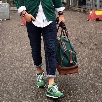 С чем носить темно-зеленый кардиган в 20 лет мужчине: Дуэт темно-зеленого кардигана и темно-синих джинсов — прекрасный пример современного стиля в большом городе. Этот лук органично дополнят зеленые кроссовки.