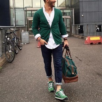 С чем носить темно-зеленый кардиган в 30 лет мужчине: Привлекательное сочетание темно-зеленого кардигана и темно-синих джинсов позволит выразить твою индивидуальность и выгодно выделиться из серой массы. Чтобы ансамбль не получился слишком отполированным, можно завершить его зелеными кроссовками.